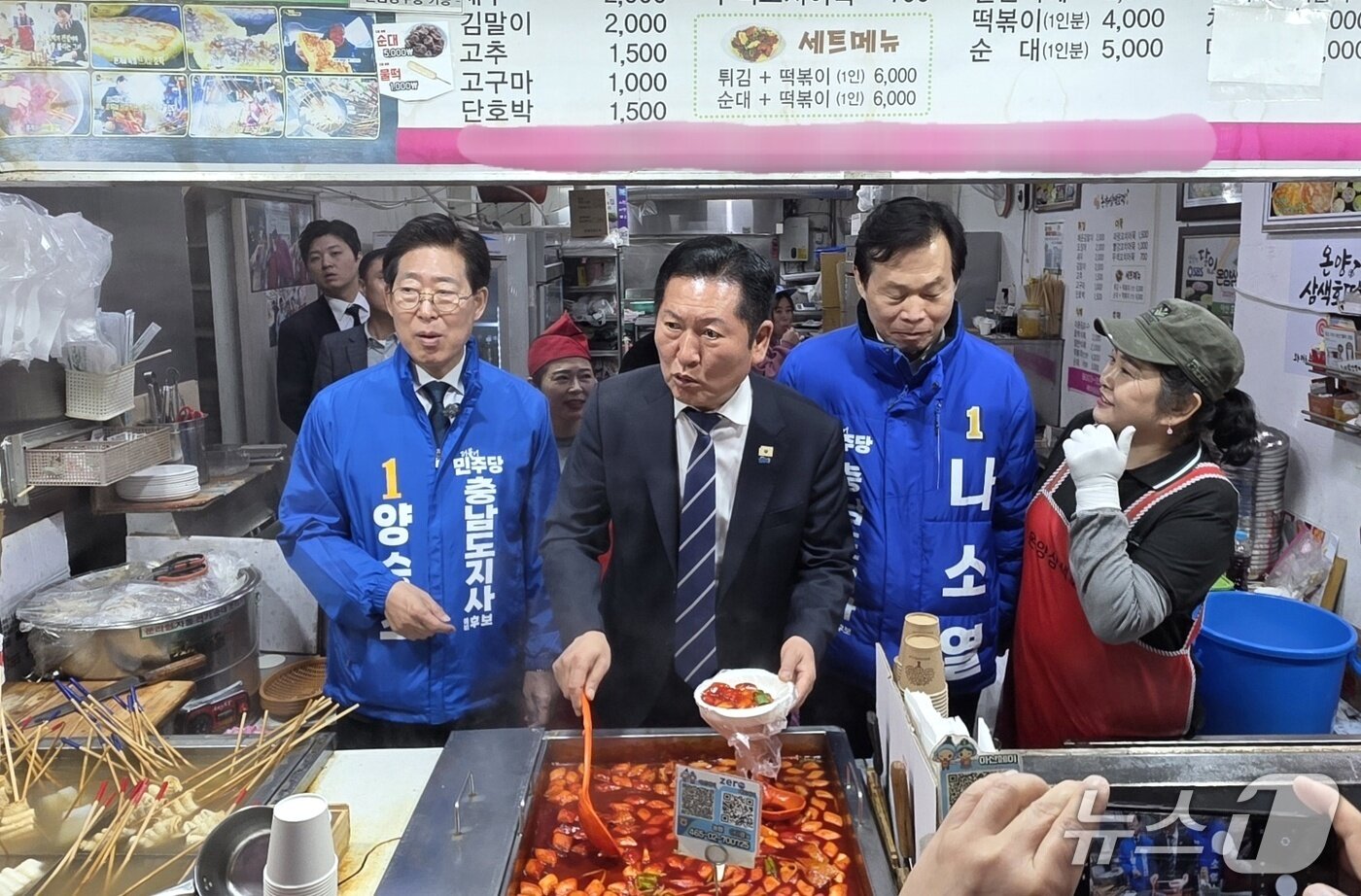 본문 이미지 - 정청래 더불어민주당 대표가 4일 충남 아산 온양온천시장을 방문해 물건을 구입하고 있다. ⓒ 뉴스1 2026.4.4. 이시우 기자
