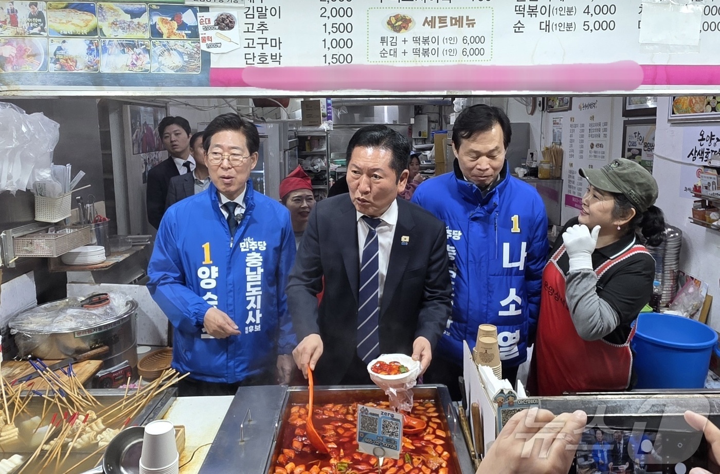 (아산=뉴스1) 이시우 기자 = 정청래 더불어민주당 대표가 4일 충남 아산 온양온천시장을 방문해 한 분식집에서 떡볶이를 판매하고 있다.  2026.4.4/뉴스1