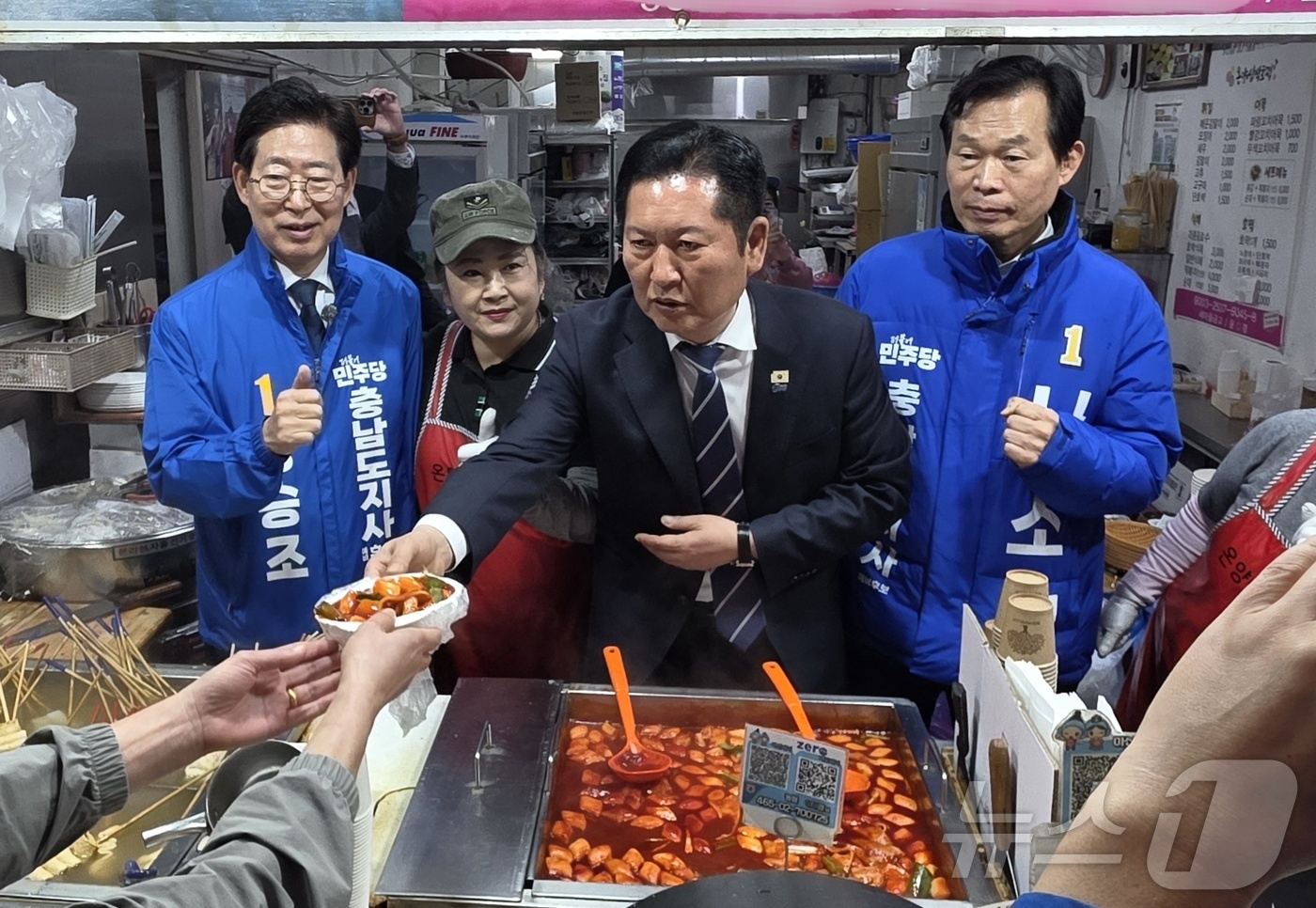 (아산=뉴스1) 이시우 기자 = 정청래 더불어민주당 대표가 4일 충남 아산 온양온천시장을 방문해 한 분식집에서 떡볶이를 판매하고 있다.  2026.4.4/뉴스1