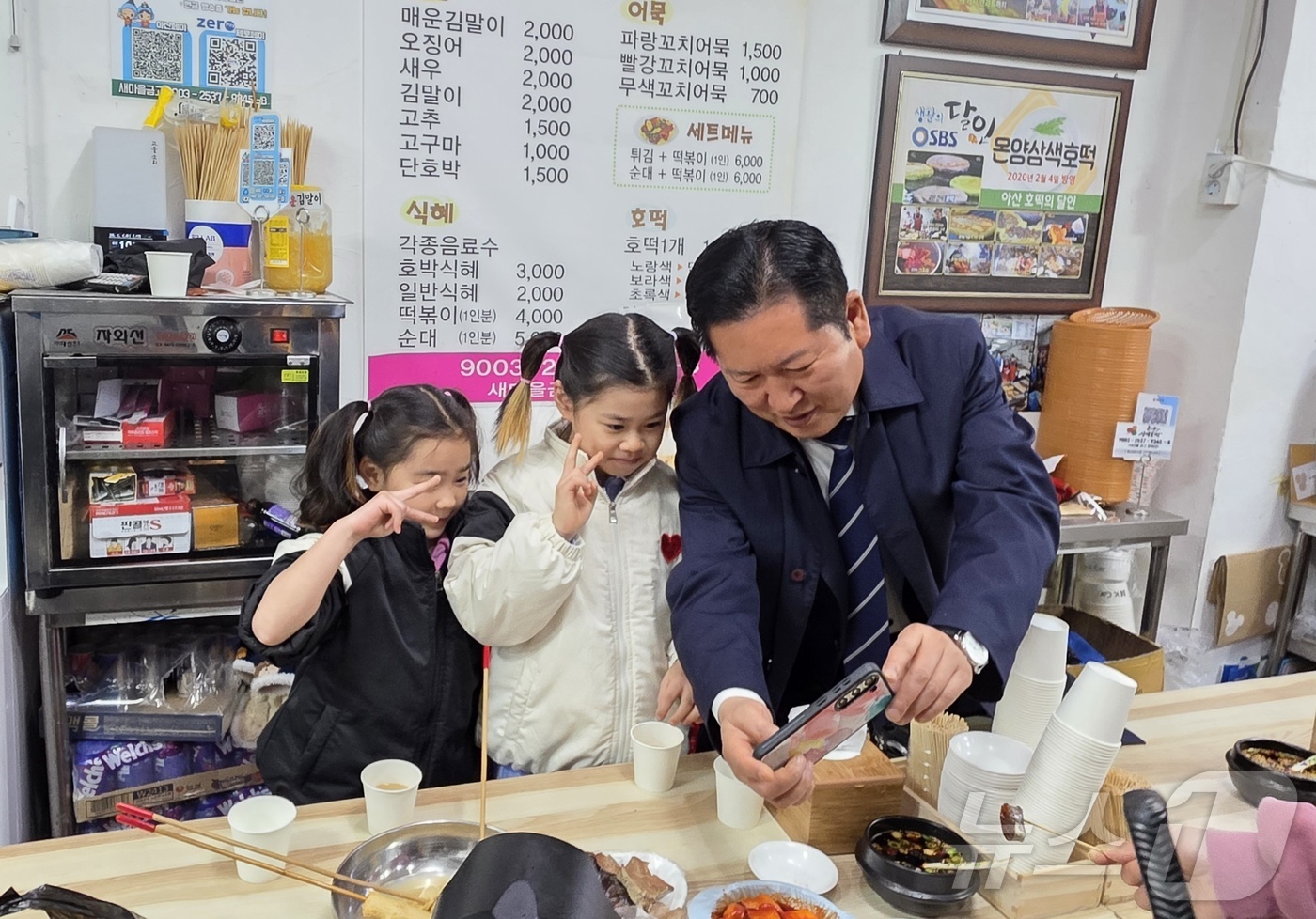 (아산=뉴스1) 이시우 기자 = 정청래 더불어민주당 대표가 4일 충남 아산 온양온천시장을 방문, 아이들과 기념촬영을 하고 있다.  2026.4.4/뉴스1