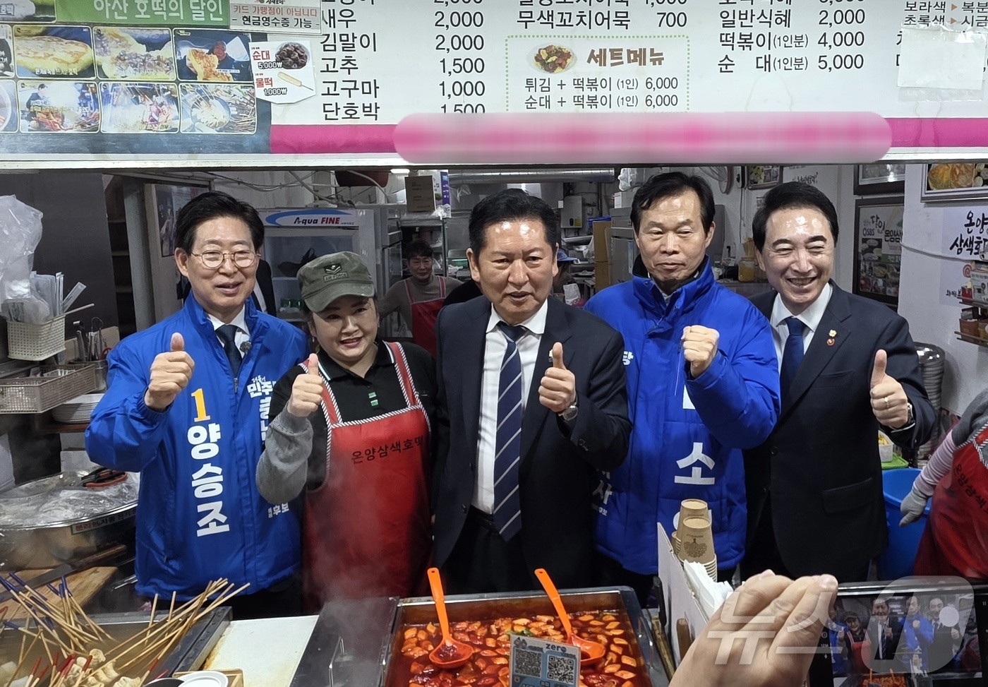 (아산=뉴스1) 이시우 기자 = 정청래 더불어민주당 대표가 4일 충남 아산 온양온천시장을 방문, 상인들을 만나고 있다.  2026.4.4/뉴스1