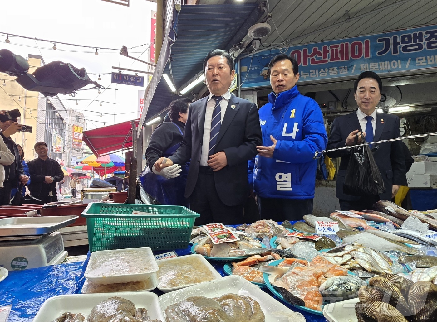 (아산=뉴스1) 이시우 기자 = 정청래 더불어민주당 대표가 4일 충남 아산 온양온천시장을 방문해 한 수산물 판매점에서 상점을 홍보하며 물건을 판매하고 있다. 2026.4.4/뉴스1 …