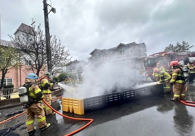 새벽길 달리던 전기택시 연석 들이받고 '불'…배터리 발화 추정