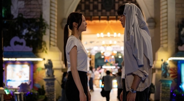 '신이랑' 유연석X이솜, 놀이공원 데이트 포착…로맨스 기류일까