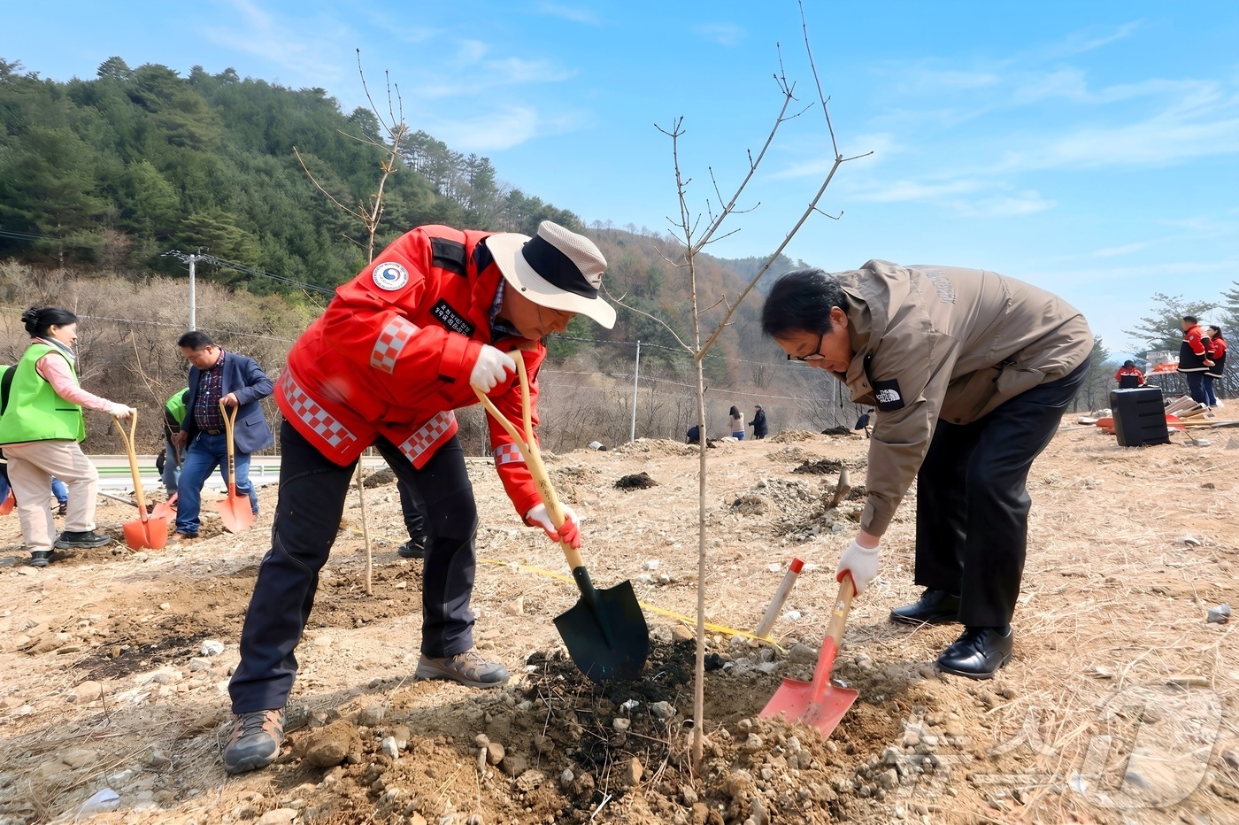 (인제=뉴스1) 한귀섭 기자 = 지난 3일 강원 인제 원대리 목재문화체험장 일원에서 최상기 인제군수, 이춘만 군의장, 이종화 인제국유림관리소장, 공무원 등 130여명이 참석한 가운 …