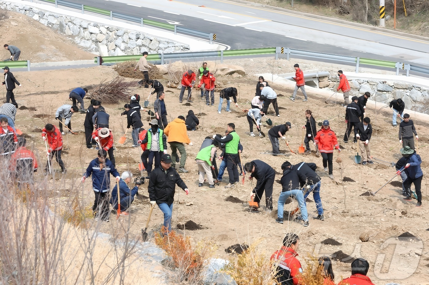 (인제=뉴스1) 한귀섭 기자 = 지난 3일 강원 인제 원대리 목재문화체험장 일원에서 최상기 인제군수, 이춘만 군의장, 이종화 인제국유림관리소장, 공무원 등 130여명이 참석한 가운 …