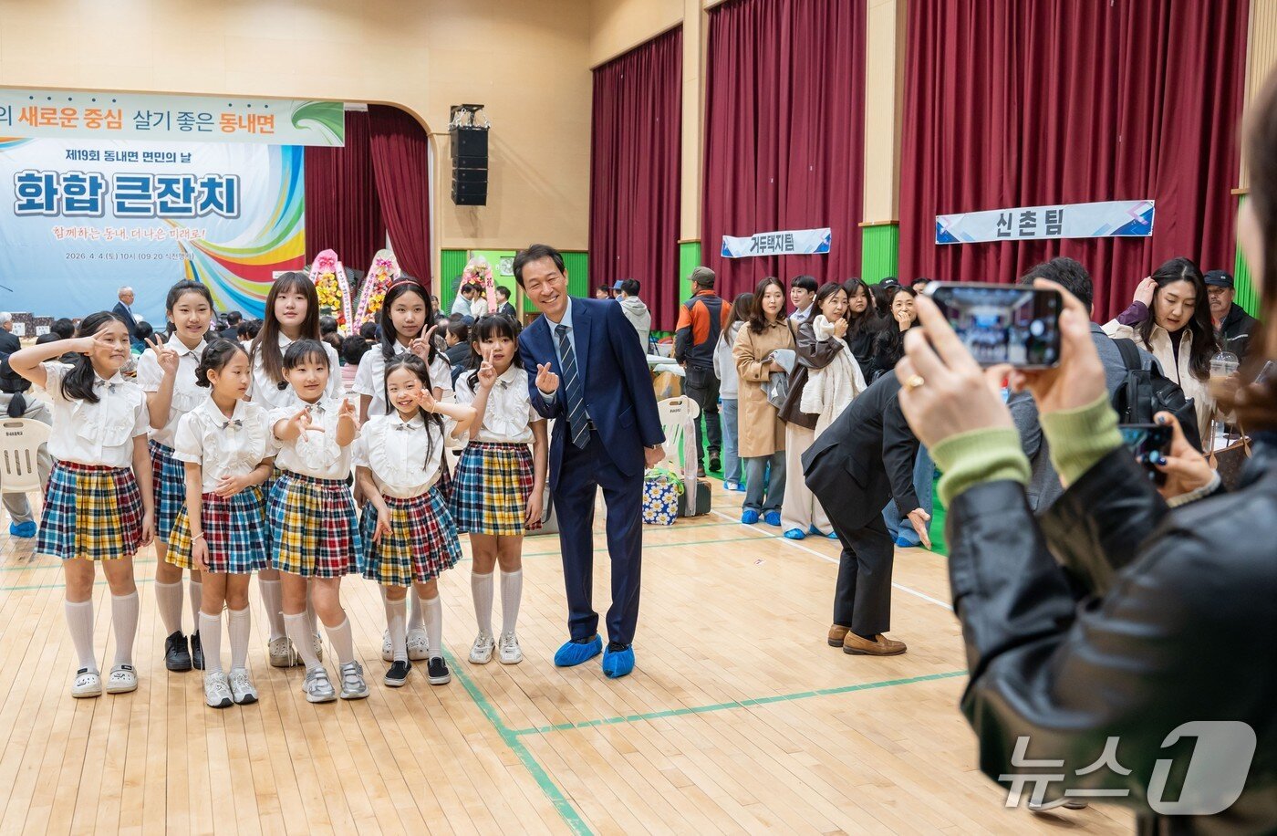 본문 이미지 - 우상호 더불어민주당 강원도지사 예비후보가 4일 춘천 동내초에서 열린 '제19회 동내면 면민의 날 화합 큰잔치' 행사에서 참석자들과 사진 촬영을 하고 있다.(후보 측 제공, 재판매 및 DB금지)