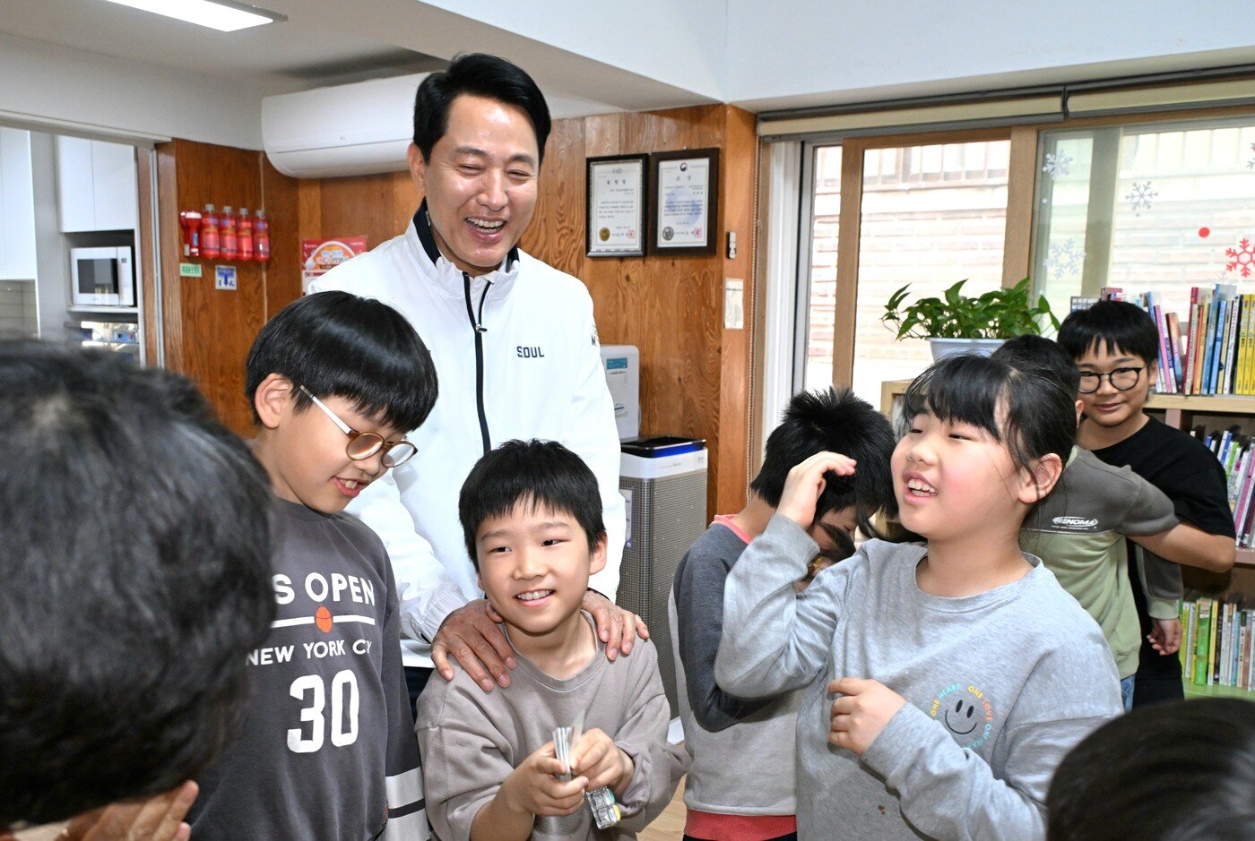본문 이미지 - 오세훈 서울시장이 4일 구립석관동 꿈나무키우미돌봄센터를 찾아 서울런 학습 중인 아이들을 바라보고 있다.
