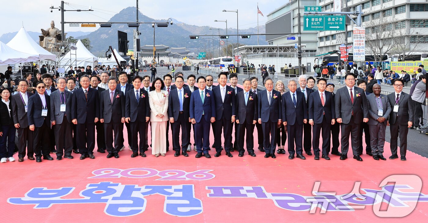 본문 이미지 - 오세훈 서울시장과 이영훈 여의도순복음교회 담임목사 등 참석자들이 4일 서울 종로구 광화문광장에서 열린 '2026 부활절 퍼레이드'에서 기념촬영을 하고 있다. 2026.4.4 ⓒ 뉴스1 이호윤 기자