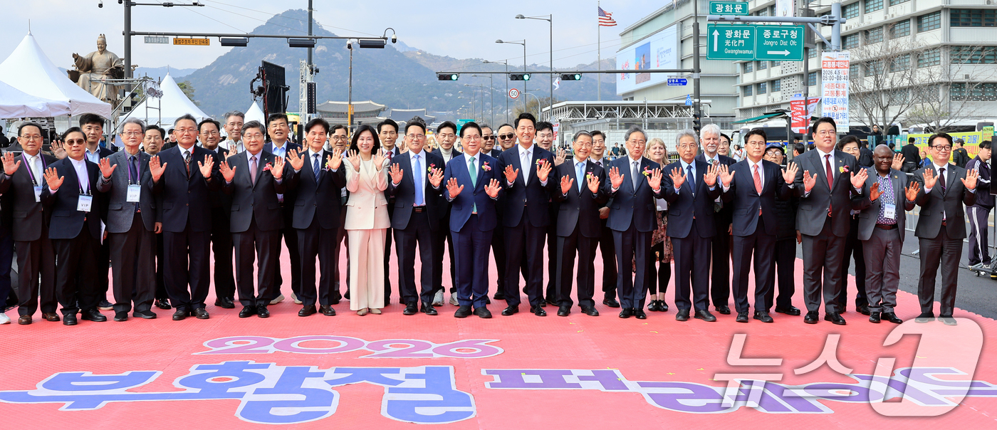 (서울=뉴스1) 이호윤 기자 = 오세훈 서울시장과 이영훈 여의도순복음교회 담임목사 등 참석자들이 4일 서울 종로구 광화문광장에서 열린 '2026 부활절 퍼레이드'에서 기념촬영을 하 …