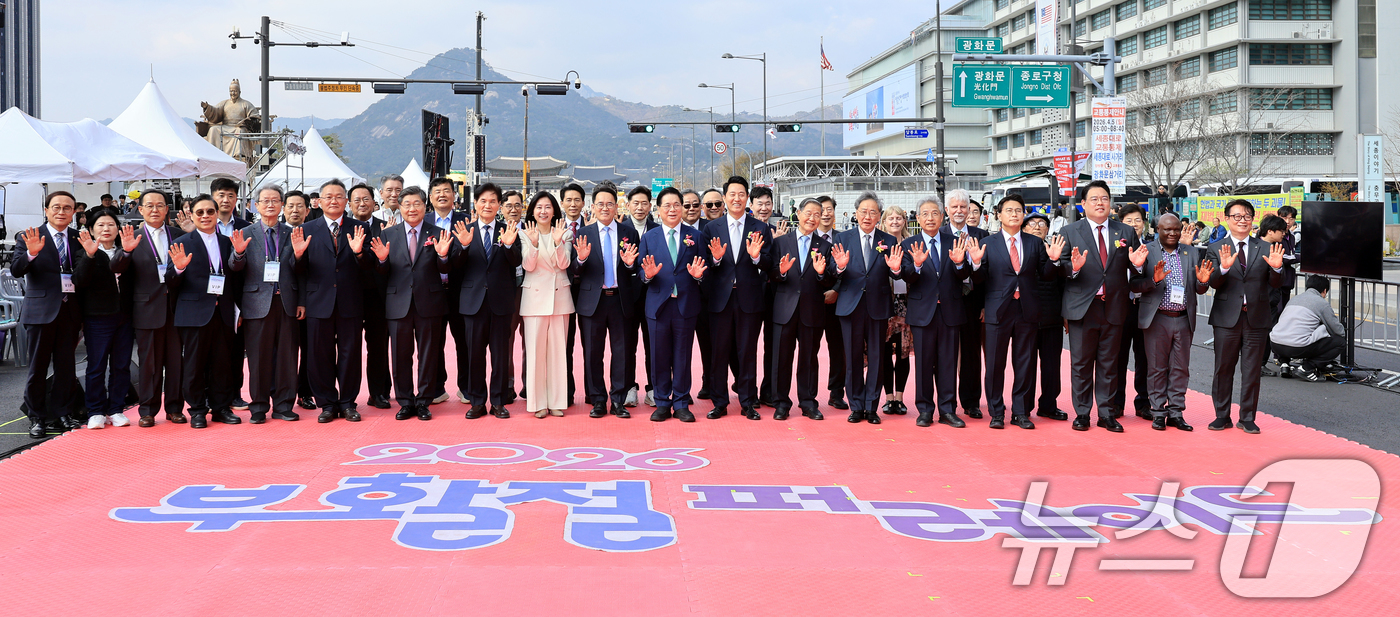 (서울=뉴스1) 이호윤 기자 = 오세훈 서울시장과 이영훈 여의도순복음교회 담임목사 등 참석자들이 4일 서울 종로구 광화문광장에서 열린 '2026 부활절 퍼레이드'에서 기념촬영을 하 …