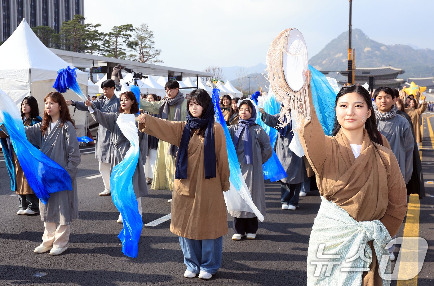 본문 이미지 - 4일 서울 종로구 광화문광장에서 열린 '2026 부활절 퍼레이드'에서 참가자들이 행진을 하고 있다. 2026.4.4 ⓒ 뉴스1 이호윤 기자