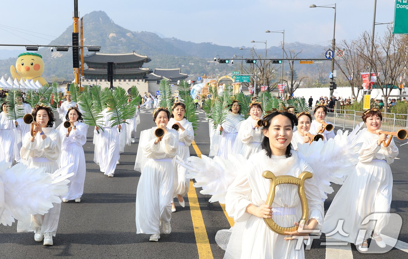 본문 이미지 - 4일 서울 종로구 광화문광장에서 열린 '2026 부활절 퍼레이드'에서 참가자들이 행진을 하고 있다. 2026.4.4 ⓒ 뉴스1 이호윤 기자