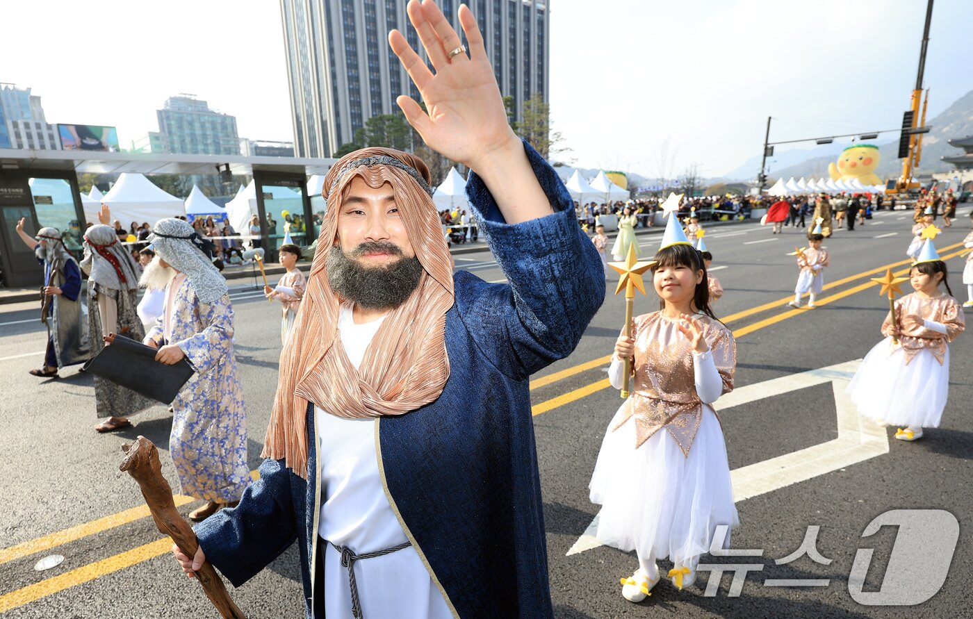 본문 이미지 - 4일 서울 종로구 광화문광장에서 열린 '2026 부활절 퍼레이드'에서 참가자들이 행진을 하고 있다. 2026.4.4 ⓒ 뉴스1 이호윤 기자