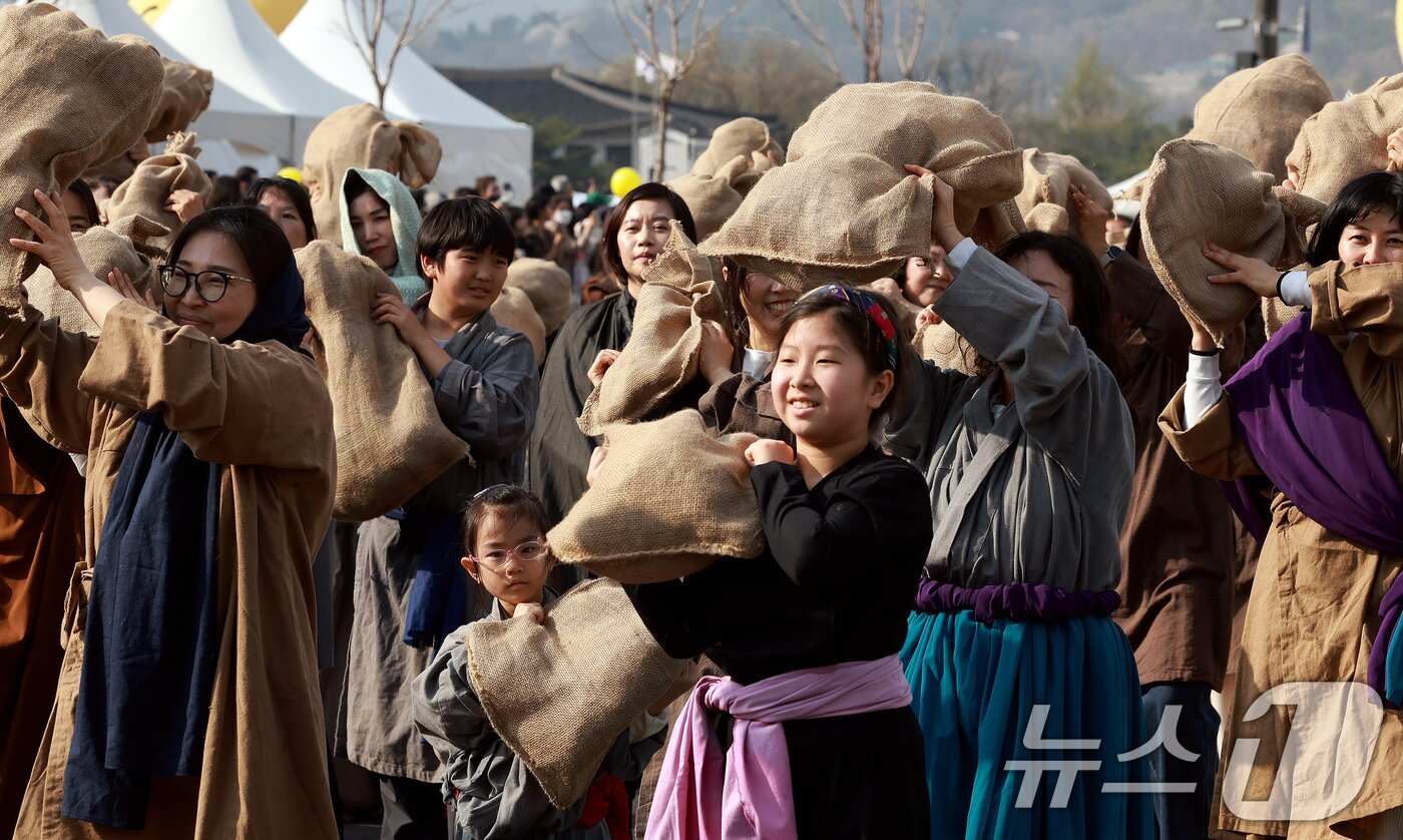 본문 이미지 - 4일 서울 종로구 광화문광장에서 열린 '2026 부활절 퍼레이드'에서 참가자들이 행진을 하고 있다. 2026.4.4 ⓒ 뉴스1 이호윤 기자