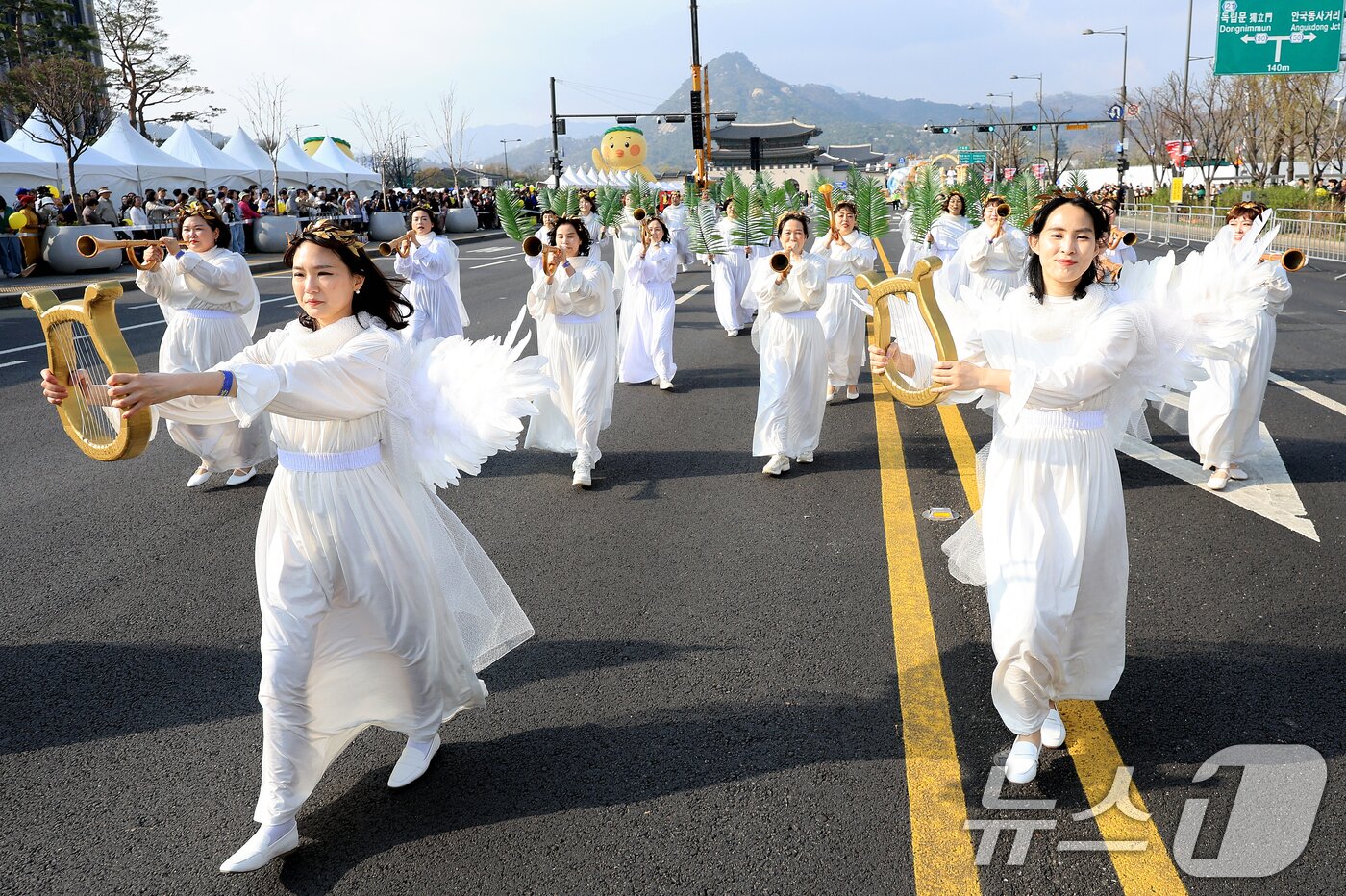 본문 이미지 - 4일 서울 종로구 광화문광장에서 열린 '2026 부활절 퍼레이드'에서 참가자들이 행진을 하고 있다. 2026.4.4 ⓒ 뉴스1 이호윤 기자