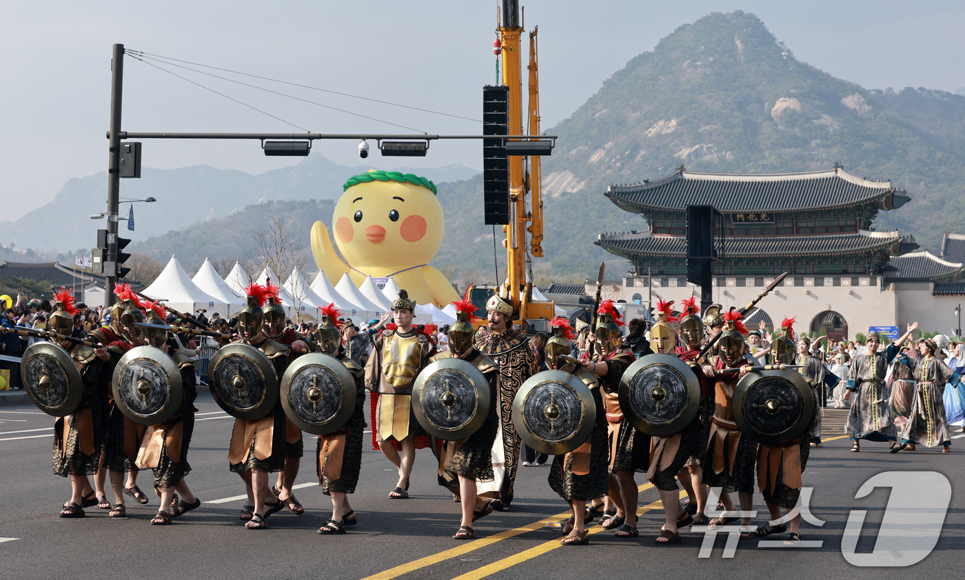 (서울=뉴스1) 이호윤 기자 = 4일 서울 종로구 광화문광장에서 열린 '2026 부활절 퍼레이드'에서 참가자들이 행진을 하고 있다. 2026.4.4/뉴스1