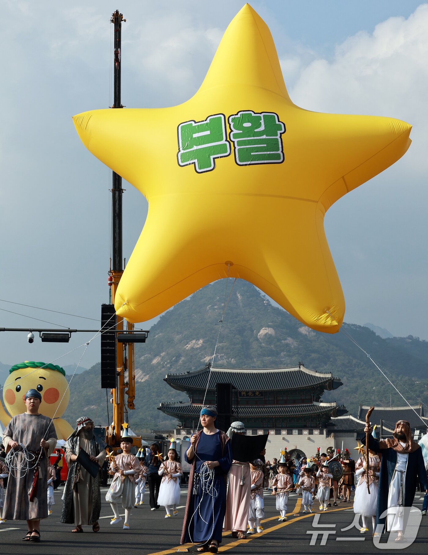 본문 이미지 - 4일 서울 종로구 광화문광장에서 열린 '2026 부활절 퍼레이드'에서 참가자들이 행진을 하고 있다. 2026.4.4 ⓒ 뉴스1 이호윤 기자