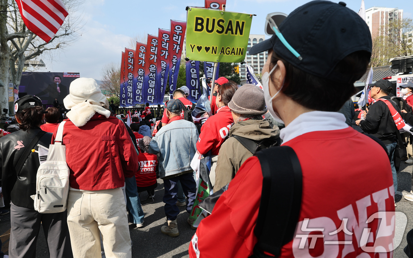 (서울=뉴스1) 임세영 기자 = 윤석열 전 대통령이 탄핵된 지 1년을 맞은 4일 서울 종로구 헌법재판소 인근에서 열린 윤 어게인 집회에서 윤 전 대통령 지지자들이 구호를 외치고 있 …