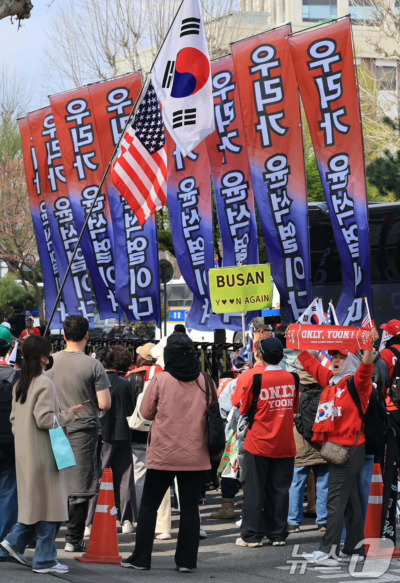 (서울=뉴스1) 임세영 기자 = 윤석열 전 대통령이 탄핵된 지 1년을 맞은 4일 서울 종로구 헌법재판소 인근에서 열린 윤 어게인 집회에서 윤 전 대통령 지지자들이 구호를 외치고 있 …