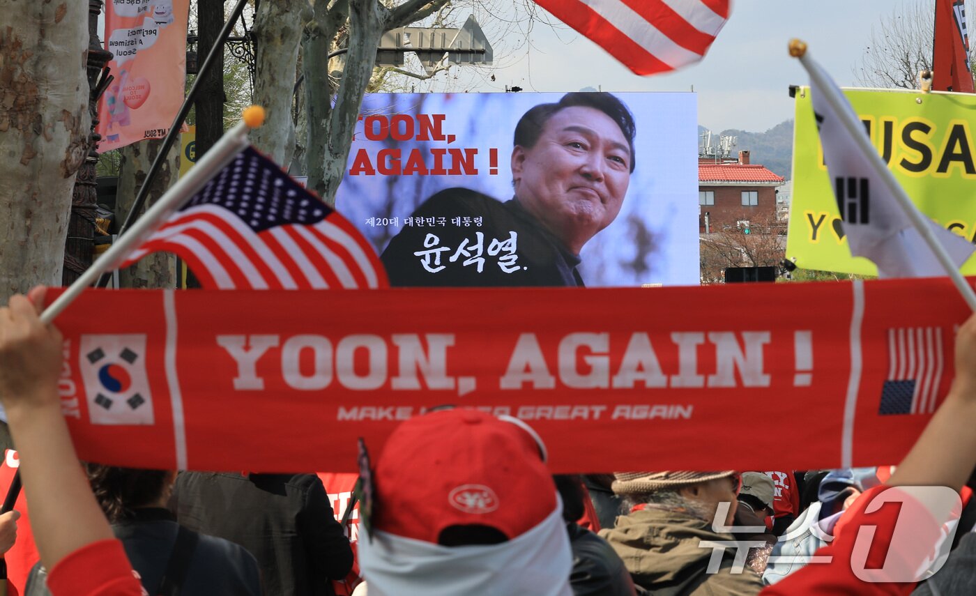 본문 이미지 - 윤석열 전 대통령이 탄핵된 지 1년을 맞은 4일 서울 종로구 헌법재판소 인근에서 열린 윤 어게인 집회에서 윤 전 대통령 지지자들이 구호를 외치고 있다. 2026.4.4 ⓒ 뉴스1 임세영 기자