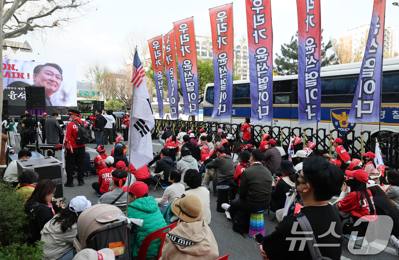 (서울=뉴스1) 임세영 기자 = 윤석열 전 대통령이 탄핵된 지 1년을 맞은 4일 서울 종로구 헌법재판소 인근에서 열린 윤 어게인 집회에서 윤 전 대통령 지지자들이 구호를 외치고 있 …