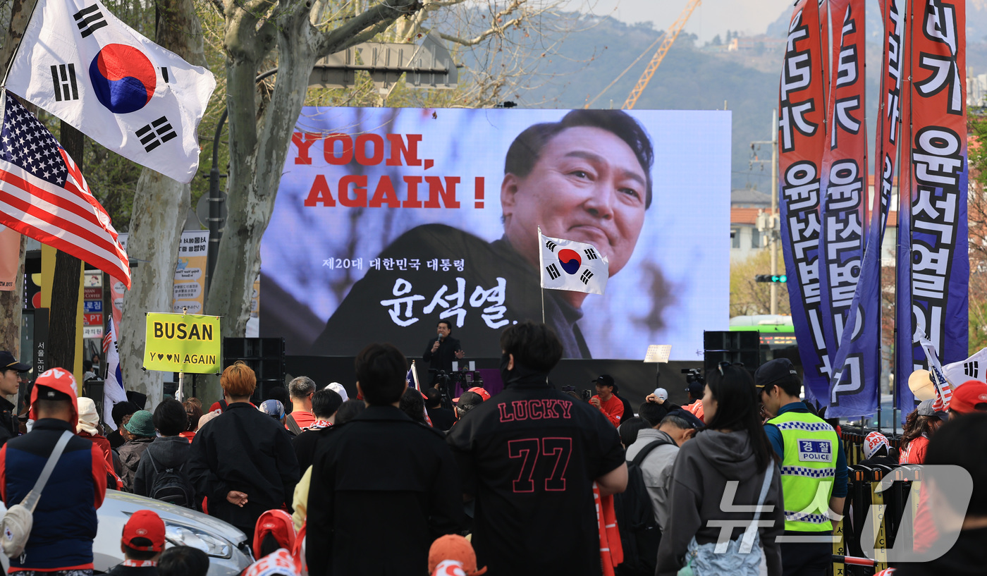(서울=뉴스1) 임세영 기자 = 윤석열 전 대통령이 탄핵된 지 1년을 맞은 4일 서울 종로구 헌법재판소 인근에서 열린 윤 어게인 집회에서 윤 전 대통령 지지자들이 구호를 외치고 있 …