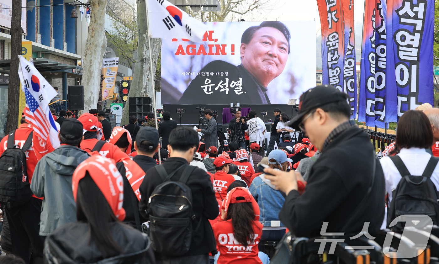 (서울=뉴스1) 임세영 기자 = 윤석열 전 대통령이 탄핵된 지 1년을 맞은 4일 서울 종로구 헌법재판소 인근에서 열린 윤 어게인 집회에서 윤 전 대통령 지지자들이 구호를 외치고 있 …