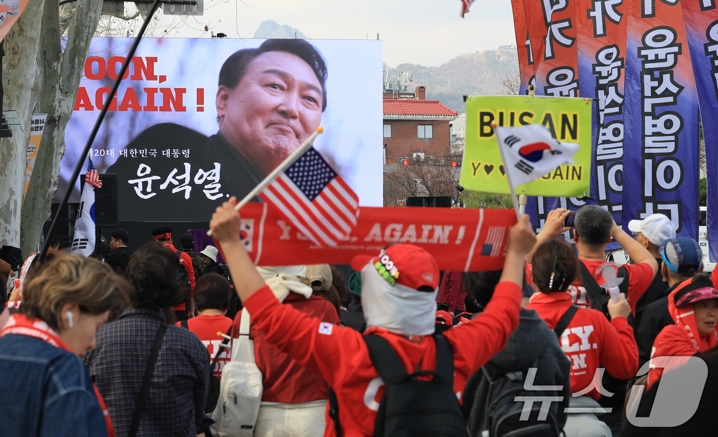 (서울=뉴스1) 임세영 기자 = 윤석열 전 대통령이 탄핵된 지 1년을 맞은 4일 서울 종로구 헌법재판소 인근에서 열린 윤 어게인 집회에서 윤 전 대통령 지지자들이 구호를 외치고 있 …