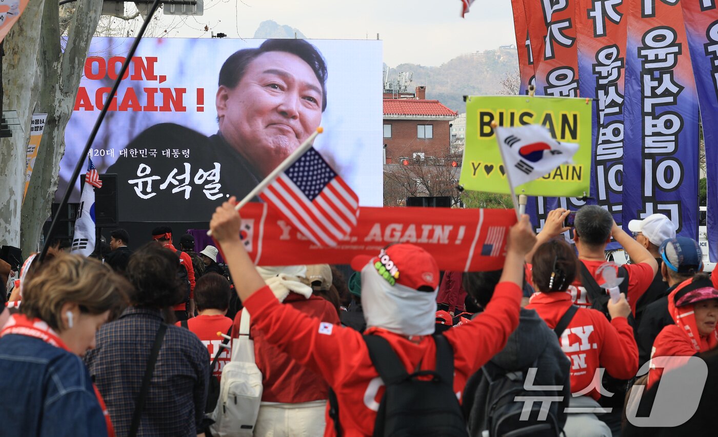 본문 이미지 - 윤석열 전 대통령이 탄핵된 지 1년을 맞은 4일 서울 종로구 헌법재판소 인근에서 열린 윤 어게인 집회에서 윤 전 대통령 지지자들이 구호를 외치고 있다. 2026.4.4 ⓒ 뉴스1 임세영 기자