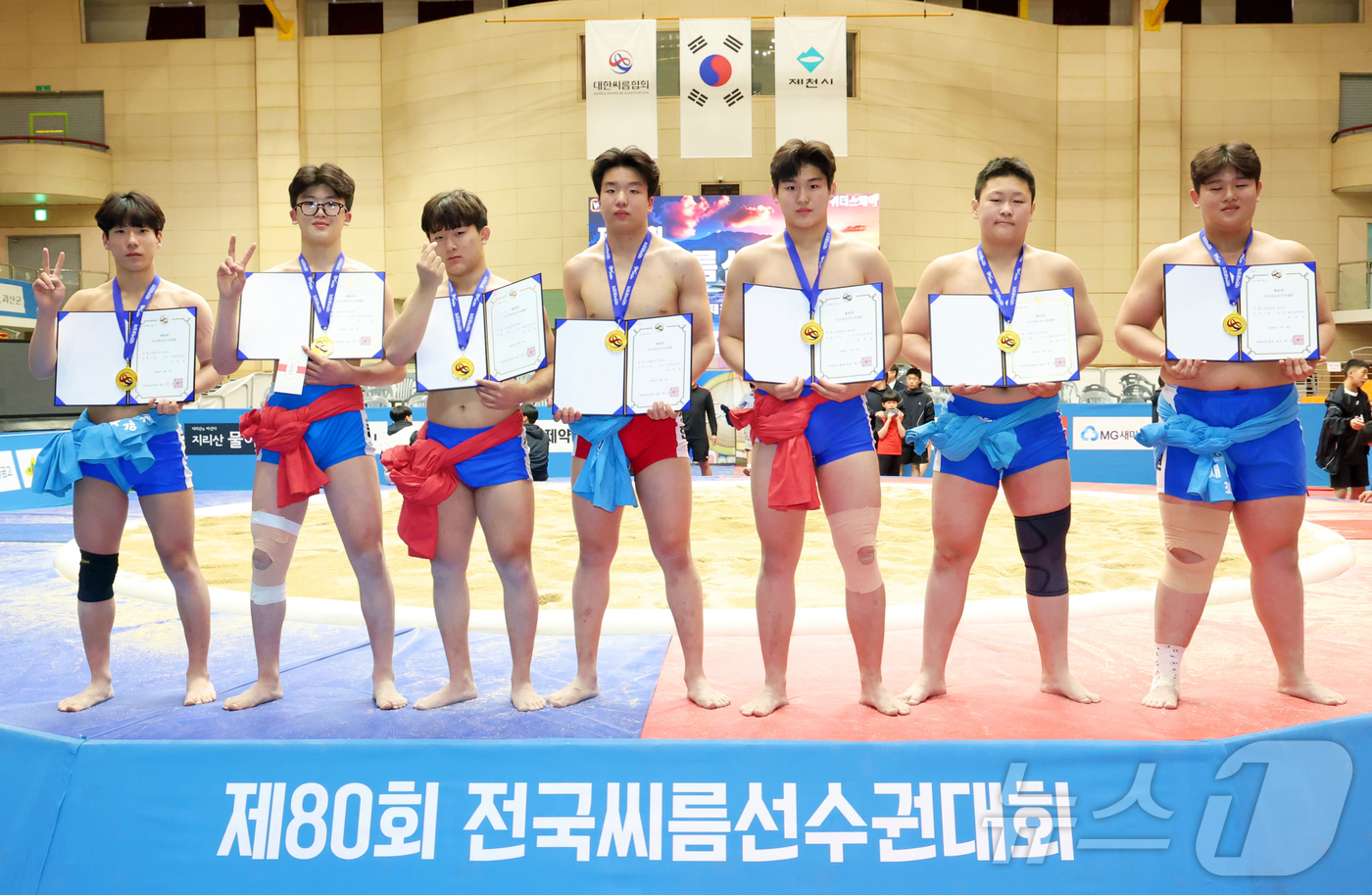 (제천=뉴스1) = 4일 충청북도 제천시 제천체육관에서 열린 ‘제80회 전국씨름선수권대회’에서 중학교부 개인전 수상자들이 기념촬영을 하고 있다.  (대한씨름협회 제공. 재판매 및 …