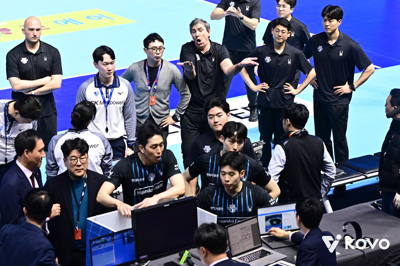 본문 이미지 - 논란이 된 판정 이후 어수선한 현장의 모습(KOVO제공) 