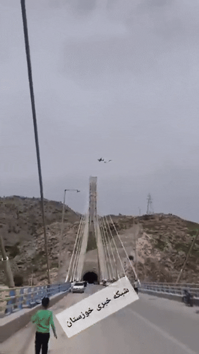 본문 이미지 - 미 공군 HC-130J와 HH-60G 헬기가 이란에서 추락한 F-15E 조종사를 찾기 위한 CSAR 임무에 투입됐다. (출처= @Osinttechnical 엑스(X) 계정)