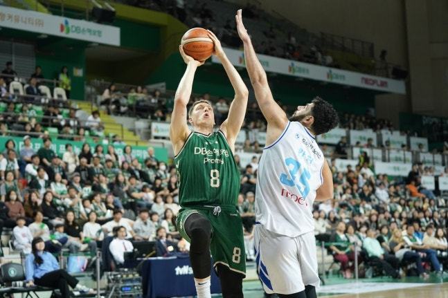 본문 이미지 - 프로농구 DB 엘런슨(왼쪽)이 삼성과 경기에서 슛을 쏘고 있다.(KBL 제공)