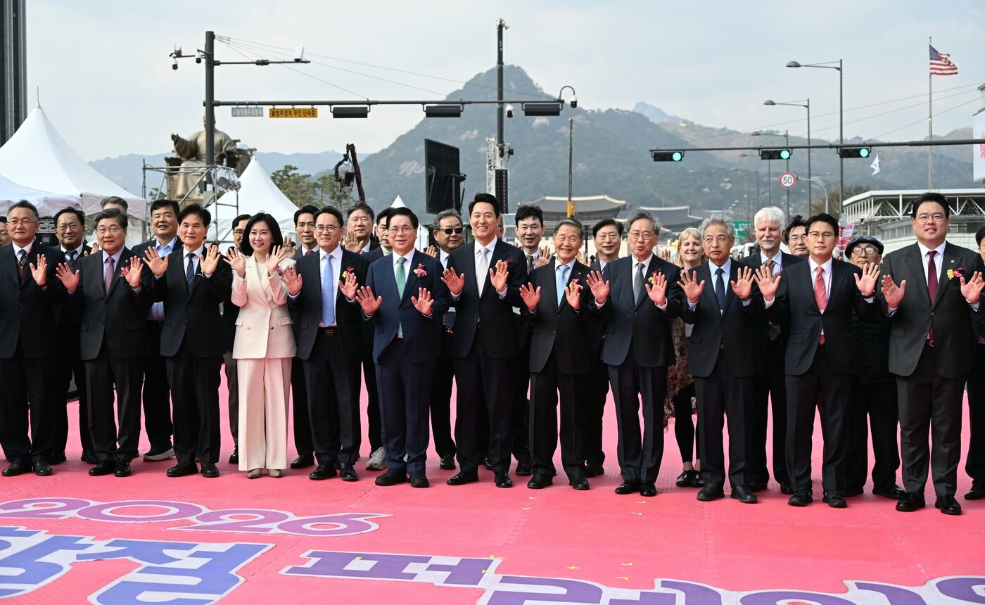 본문 이미지 - 오세훈 서울시장이 4일 '2026년 부활절 퍼레이드'에서 참석자들과 기념 촬영하고 있다.