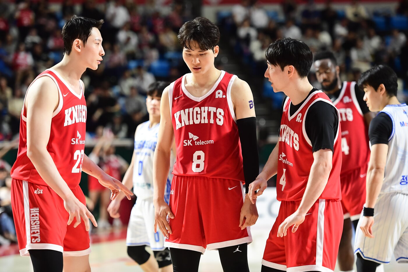 본문 이미지 - 프로농구 SK가 연장 혈투 끝에 한국가스공사를 누르고 3위 자리를 지켰다.(KBL 제공)