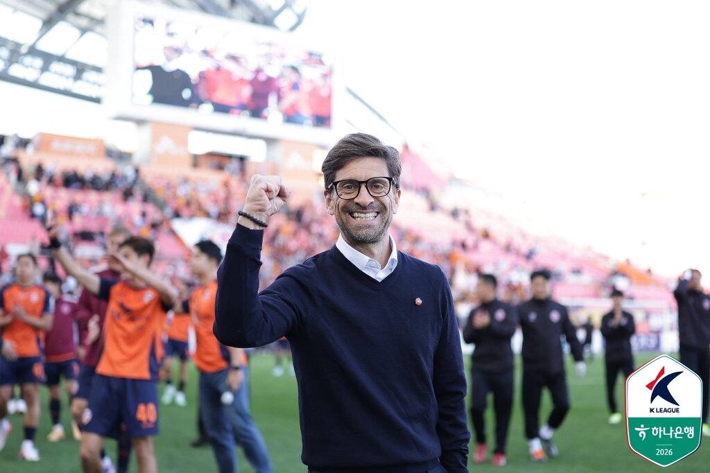본문 이미지 - K리그에서 첫승을 거둔 세르지우 코스타 제주 감독(한국프로축구연맹 제공) 
