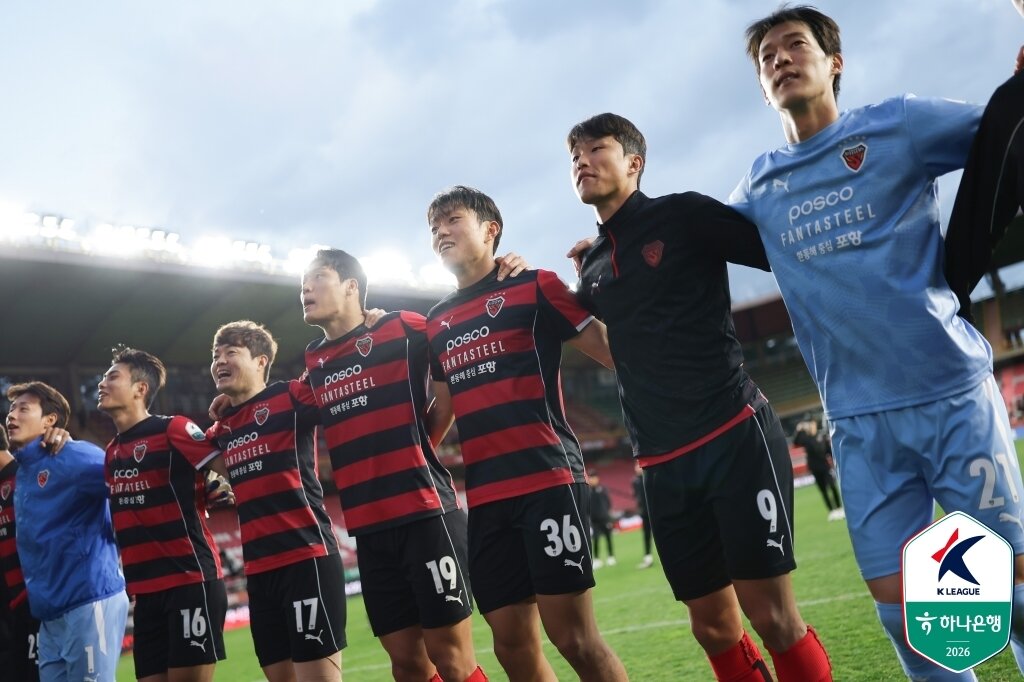 본문 이미지 - 승리 후 세리머니를 하는 포항 선수단(한국프로축구연맹 제공) 