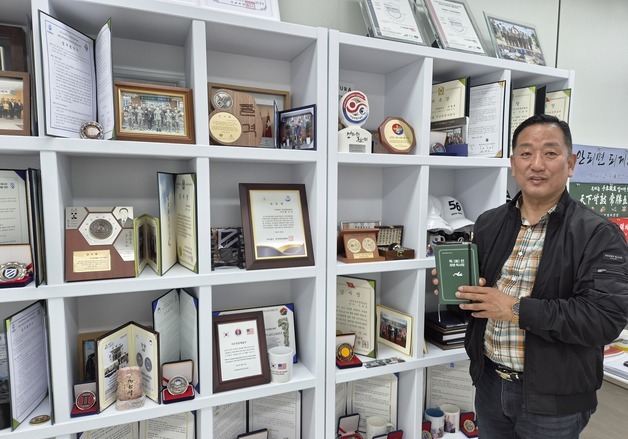 군부대 공연만 2000회, 기부는 100억…'위문천사'의 30년