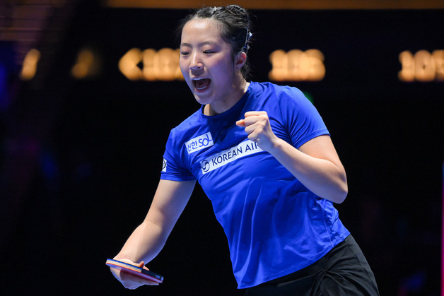 신유빈, 한국 여자탁구 최초 월드컵 4강 진출…중국 천싱퉁 격파