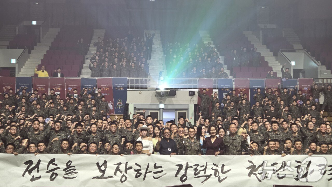 본문 이미지 - 이윤복 단장이 준비한 위문공연 기념사진.