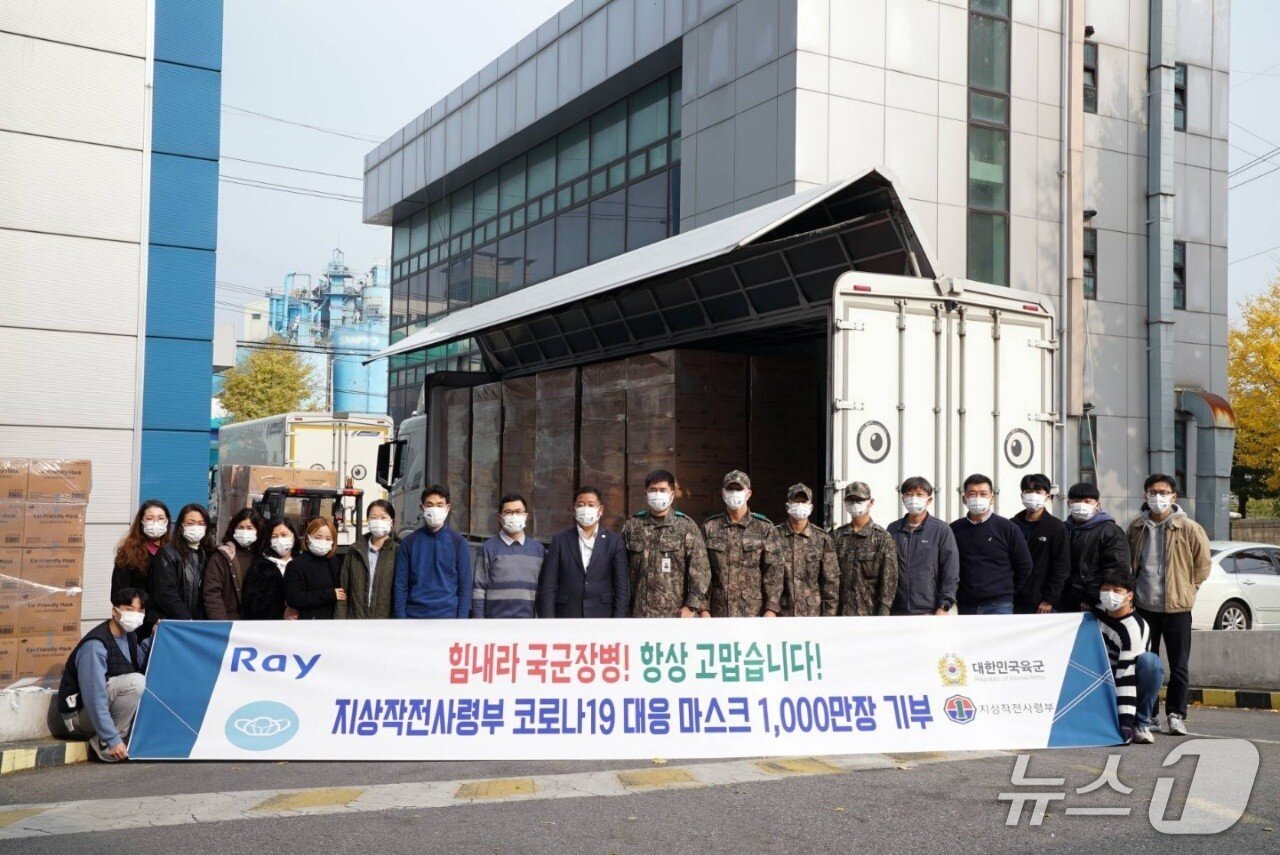 본문 이미지 - 이윤복 단장은 코로나19로 대면 위문공연이 어려웠던 시기에는 비대면 공연과 함께 마스크 기부활동을 했다.