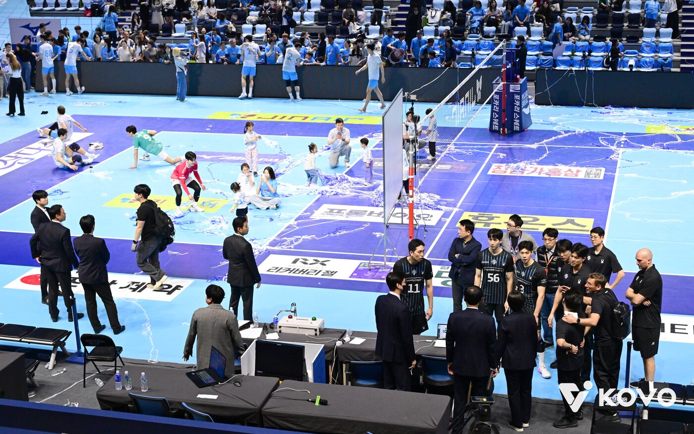 본문 이미지 - 경기 종료 후 판정에 아쉬움을 표하는 현대캐피탈(KOVO제공) 