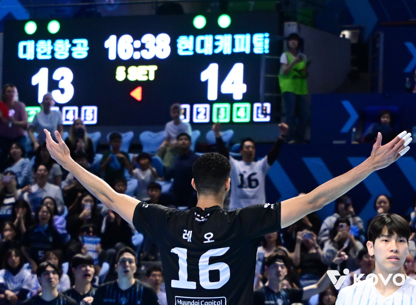 본문 이미지 -  레오의 서브 상황에서 나온 판정이 논란이 되고 있다.(KOVO제공)