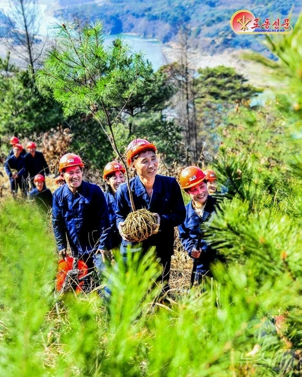 (평양 노동신문=뉴스1) = 북한 노동당 기관지 노동신문은 5일 '북창군 회안역~덕천시 남덕역' 일대에 산림조성을 하고 있다고 선전했다.[국내에서만 사용가능. 재배포 금지. DB …