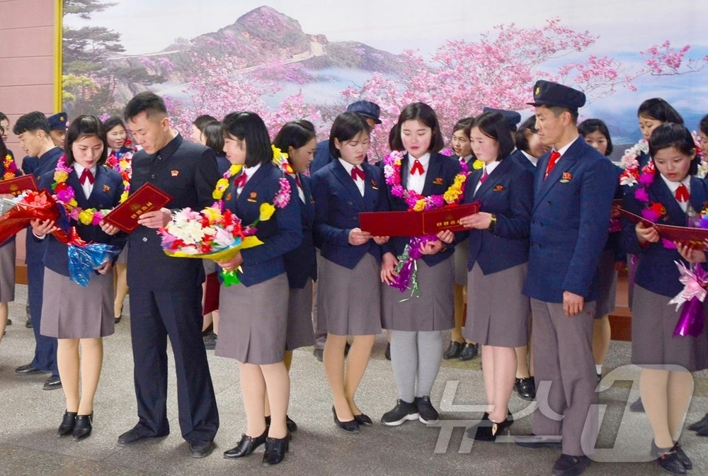 (평양 노동신문=뉴스1) = 북한 노동당 기관지 노동신문은 5일 함경남도와 남포시의 대학졸업생들이 최전연 지대와 섬마을, 산골학교 등으로 탄원(자원)했다"고 선전했다. 사진은 함경 …