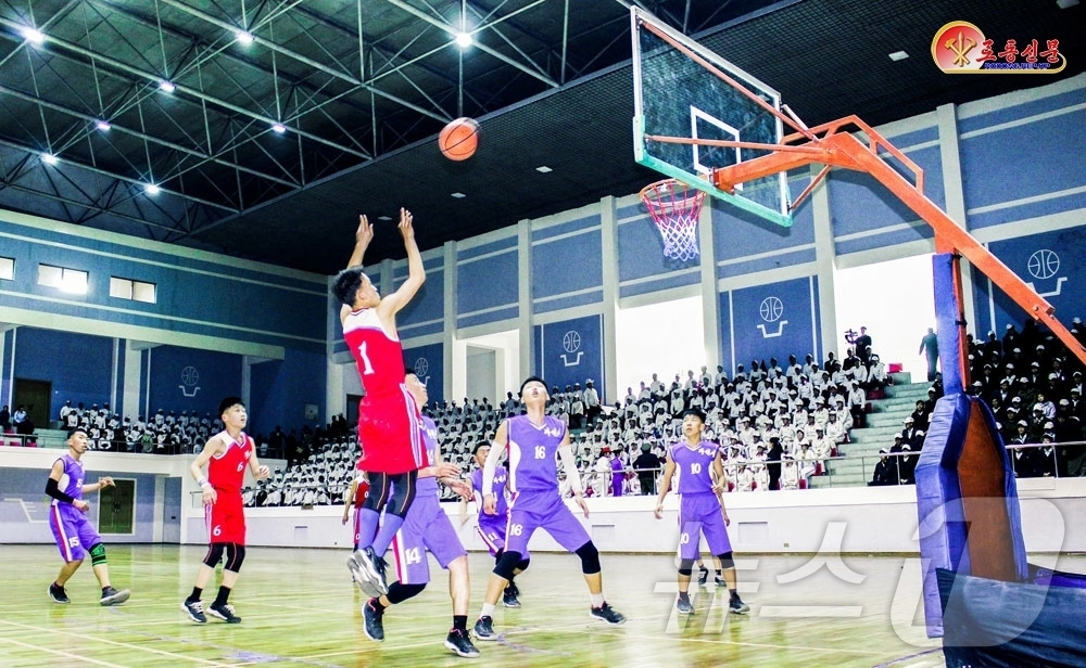 (평양 노동신문=뉴스1) = 북한 노동당 기관지 노동신문은 5일 '전국도대항군중체육대회 2026'가 연일 성황리에 진행되고 있다고 보도했다. 함흥시에서 농구(여자), 정구(소프트테 …