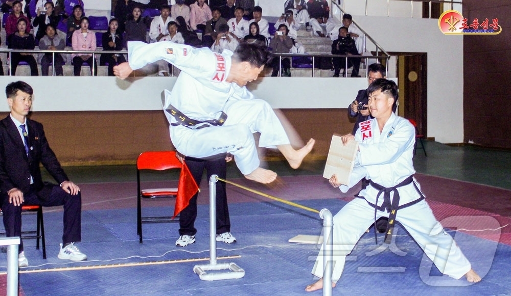 (평양 노동신문=뉴스1) = 북한 노동당 기관지 노동신문은 5일 '전국도대항군중체육대회 2026'가 연일 성황리에 진행되고 있다고 보도했다. 함흥시에서 농구(여자), 정구(소프트테 …