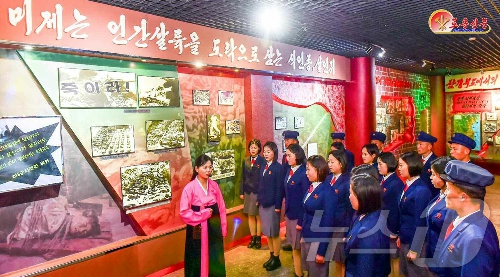 (평양 노동신문=뉴스1) = 북한 노동당 기관지 노동신문은 5일 함경북도계급교양관에서 학생들이 "불행과 고통을 들씌운 미제 야수들의 만행에 격분을 금치 못하고 있다"며 "세대가 바 …