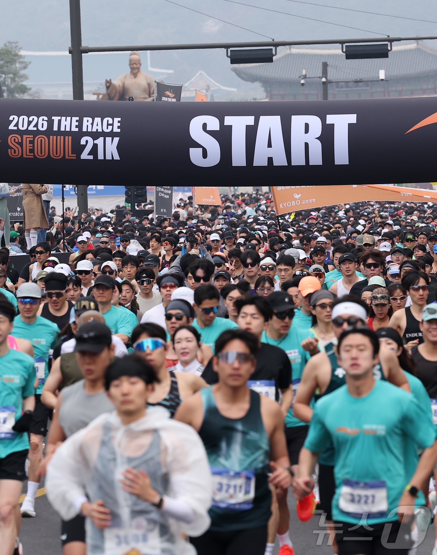 (서울=뉴스1) 김성진 기자 = 5일 서울 종로구 광화문광장에서 열린 '2026 더레이스 서울 21K  마라톤 대회'에 출전한 선수들이 힘차게 출발하고 있다. 2026.4.5/뉴스 …
